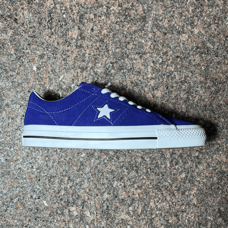 SINGLE CONVERSE CONS ONE STAR PRO IN NIGHT INDIGO SUEDE AND WHITE SOLE DISPLAYED ON GRANITE 