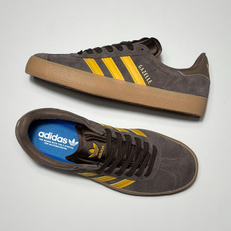 Toe down view with side profile.
Embossed adidas branding on tongue.