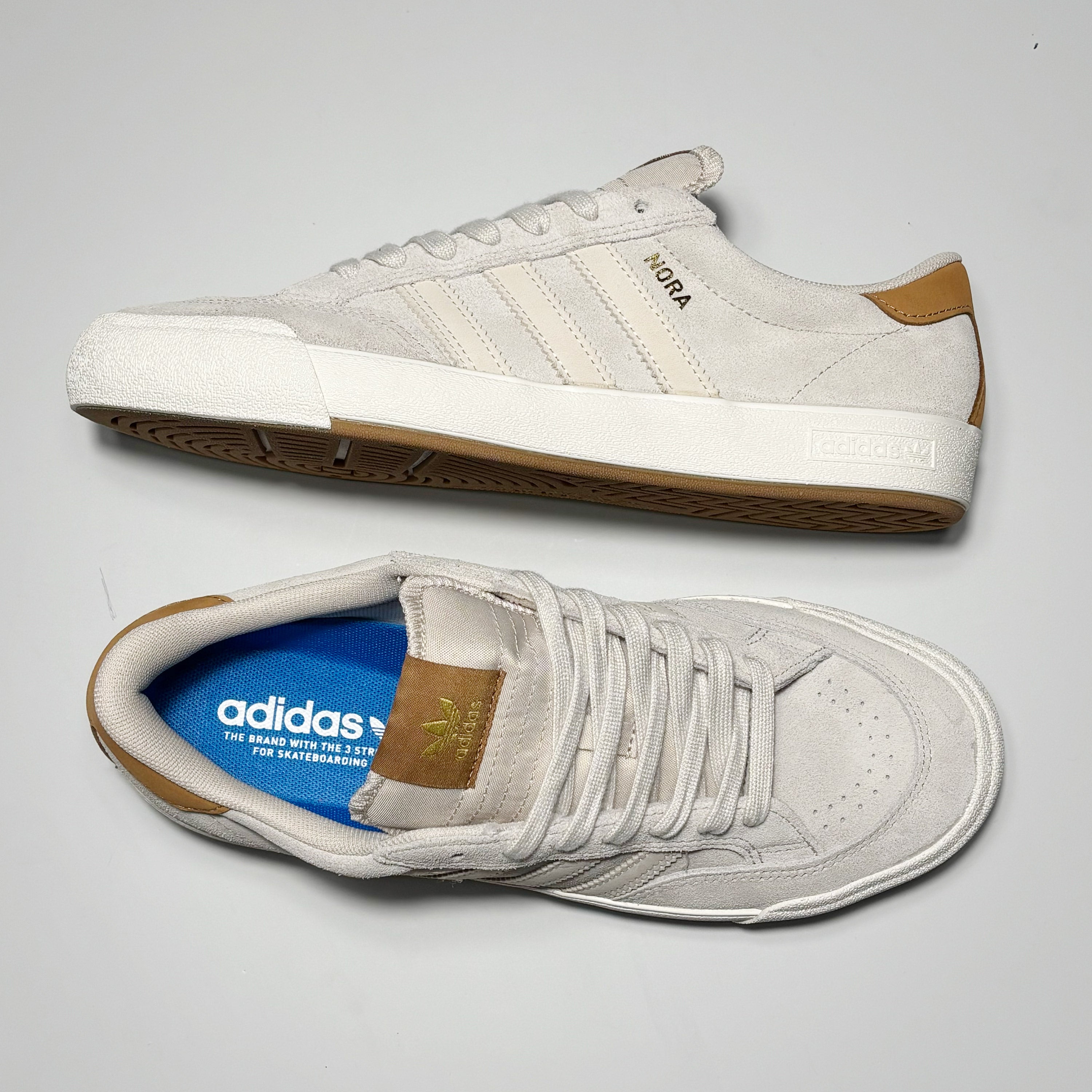 Toe down view with side profile.
Woven label on tongue.