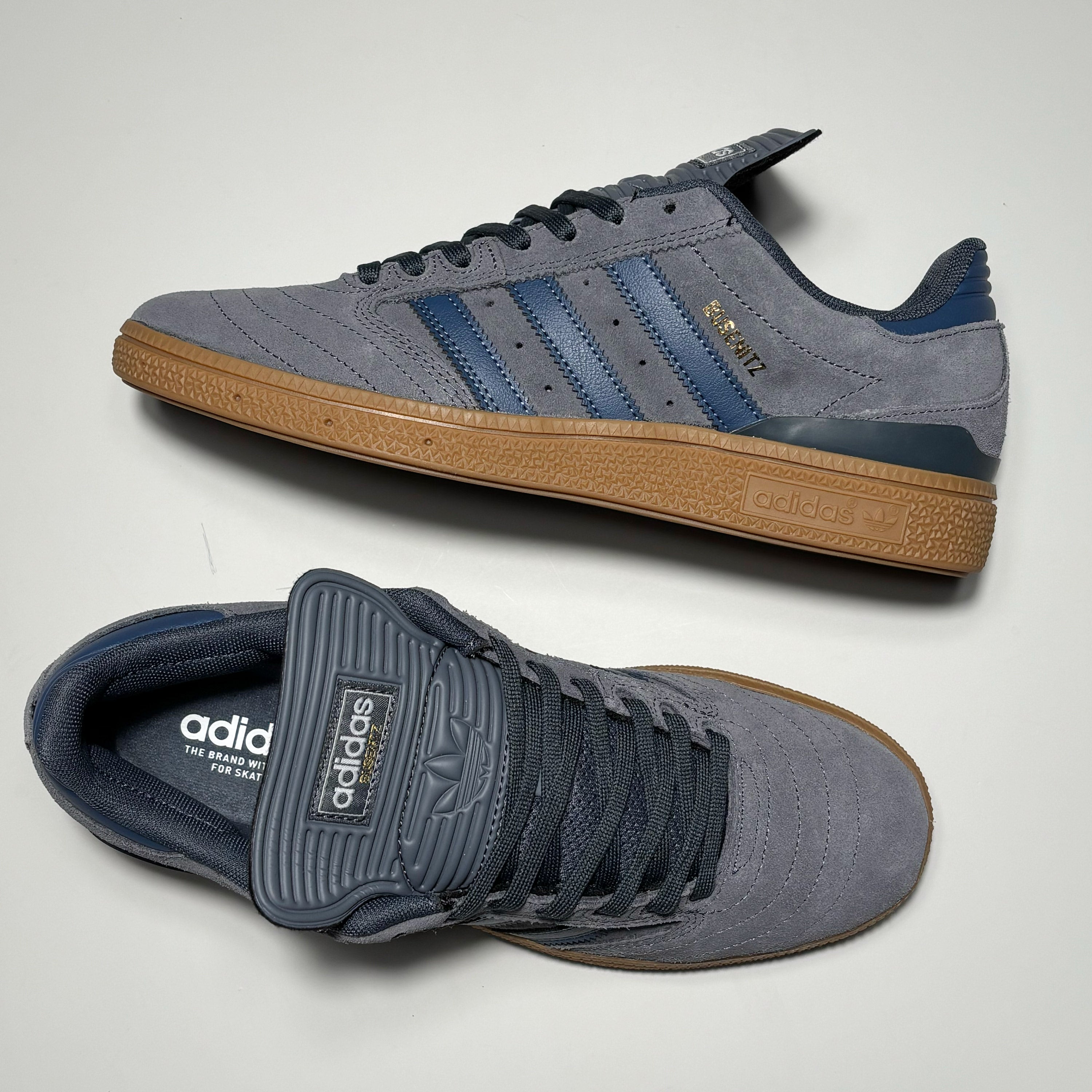 Toe down view with side profile.
Woven label on soccer style tongue.