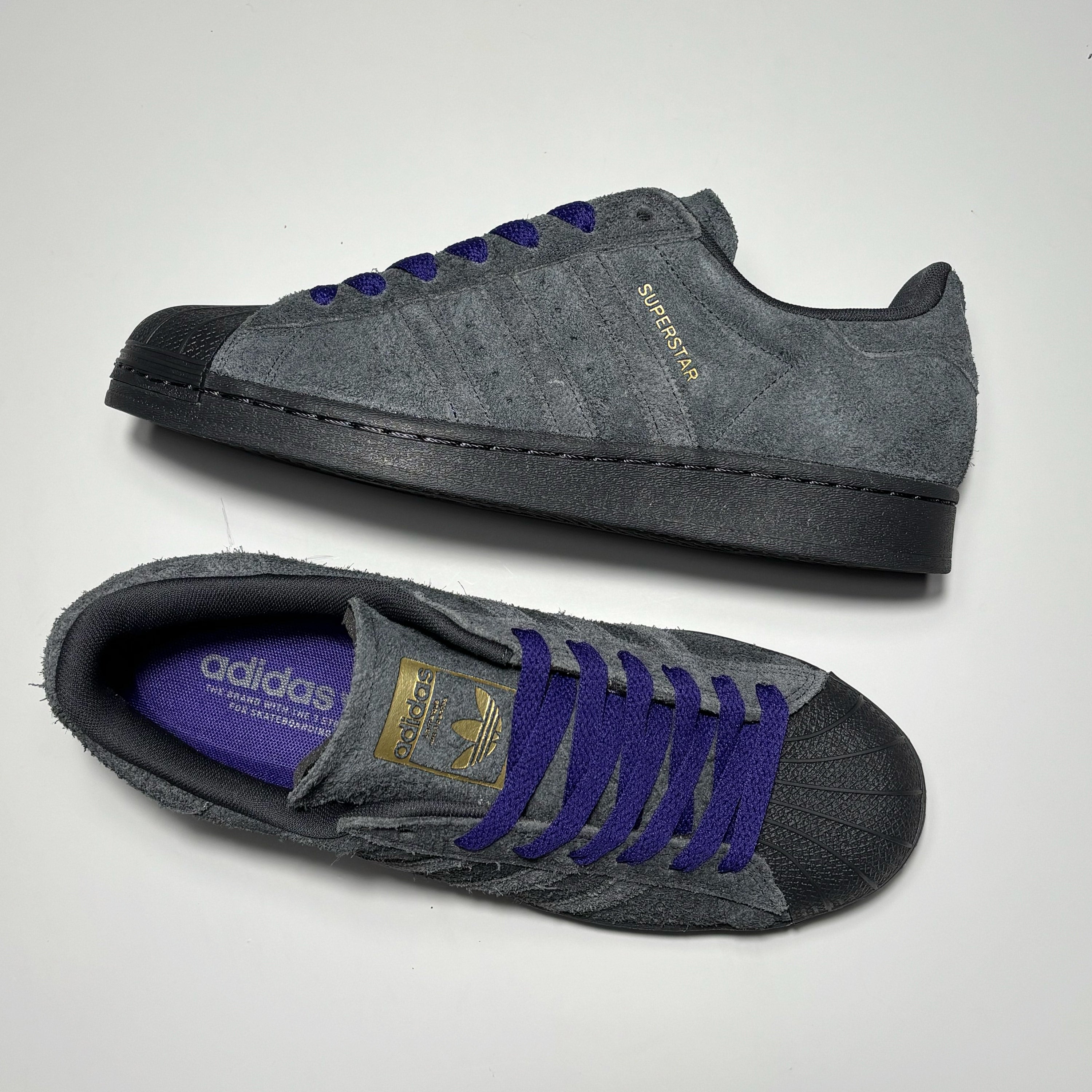 Toe down view with side profile. Gold foil branding on tongue.