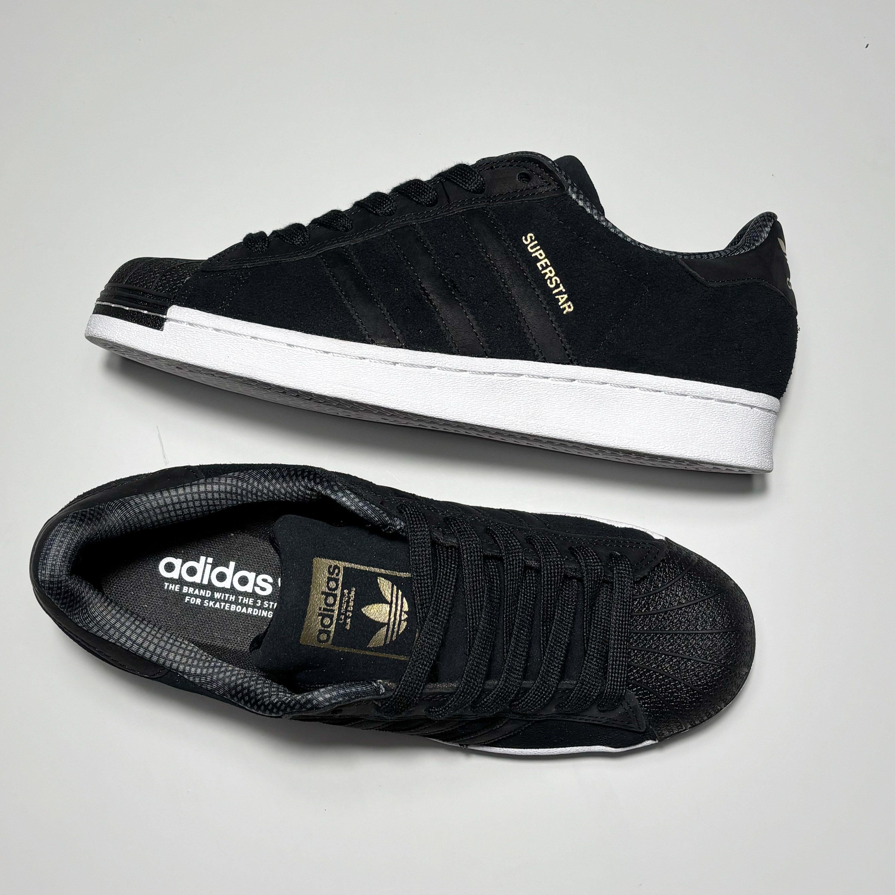 Toe down view with side profile.
Gold foil branding on tongue.