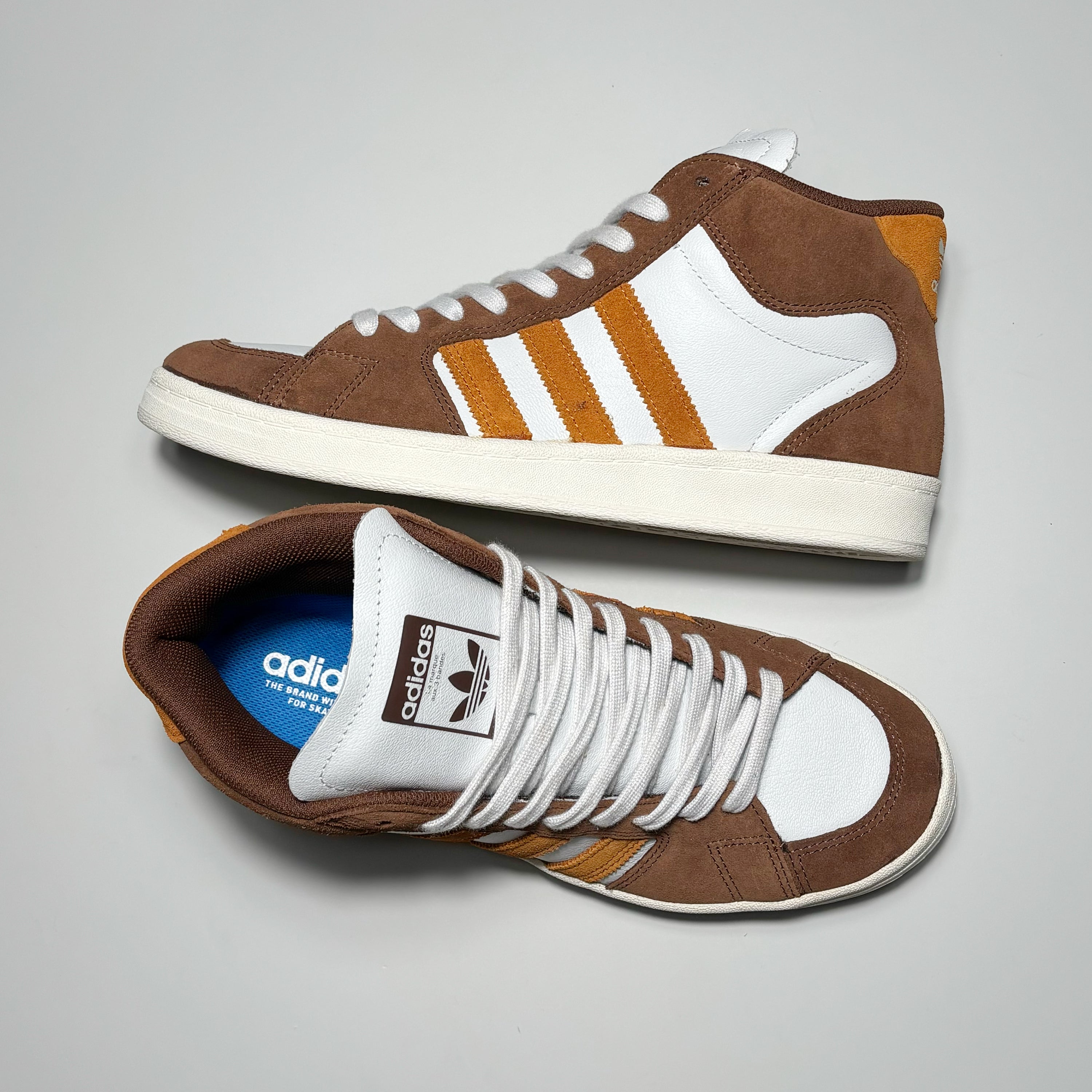 Toe down view with side profile.
Full grain white leather tongue with adidas branding. 