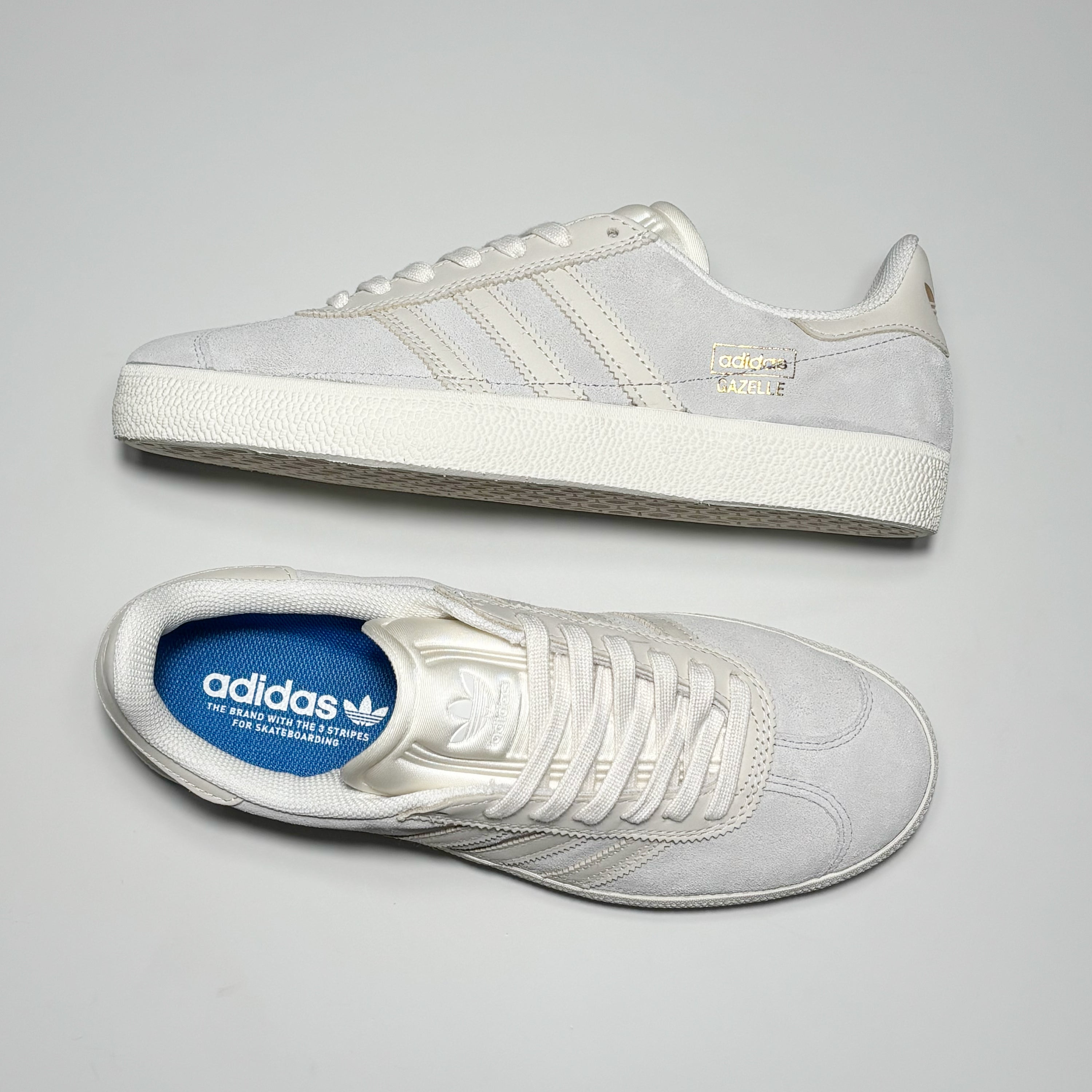 Toe down view with side profile.
Embossed adidas logo on tongue.