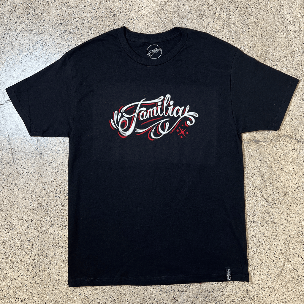 FRONT SIDE OF A BLACK T-SHIRT WITH FAMILIA SCRIPT GRAPHIC IN AIRBRUSH DESIGN 