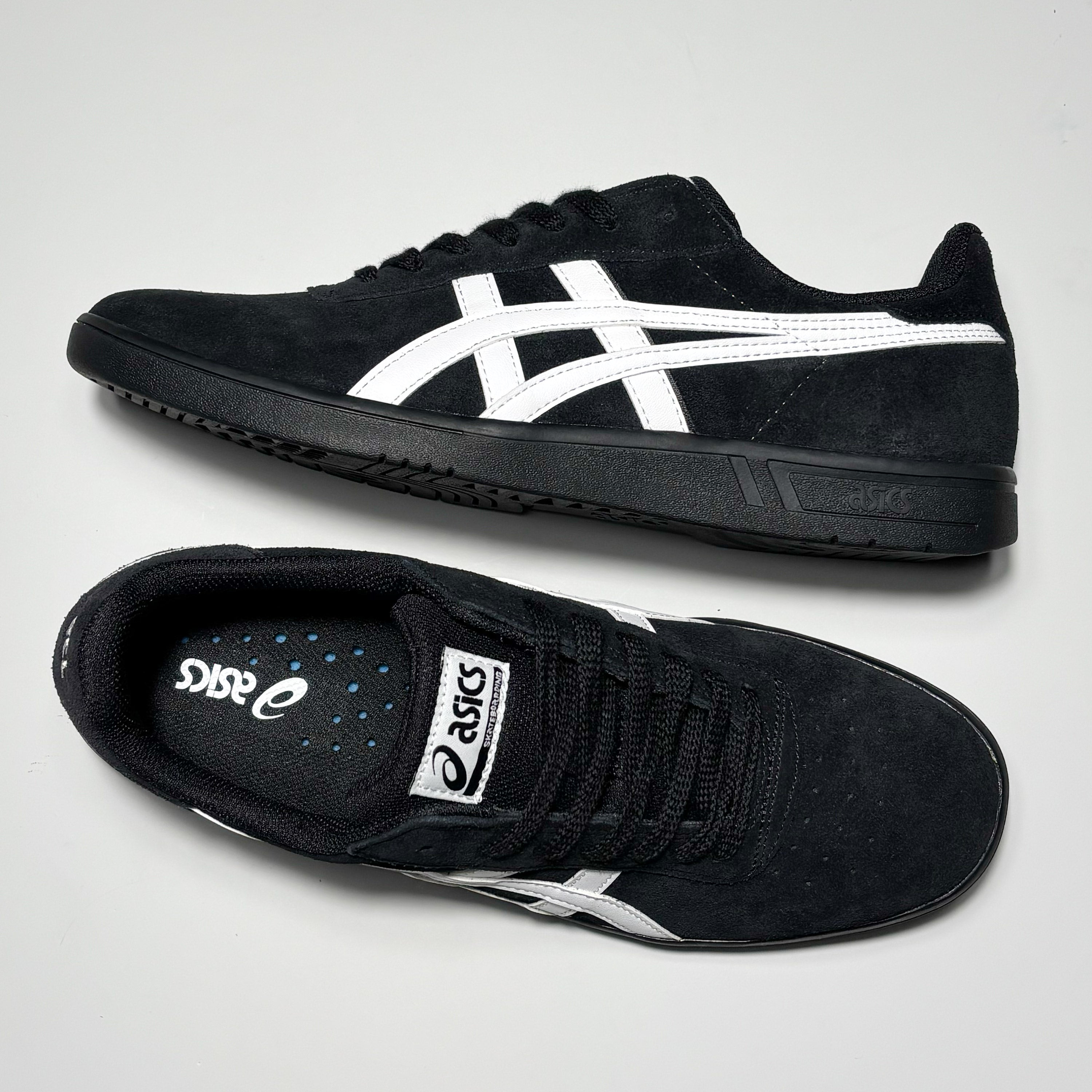 Toe down view with side profile.
Woven label on tongue.