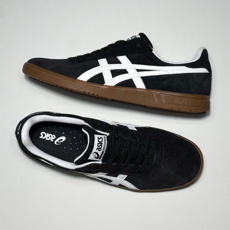 Toe down view with side profile.
Asics woven label on tongue.