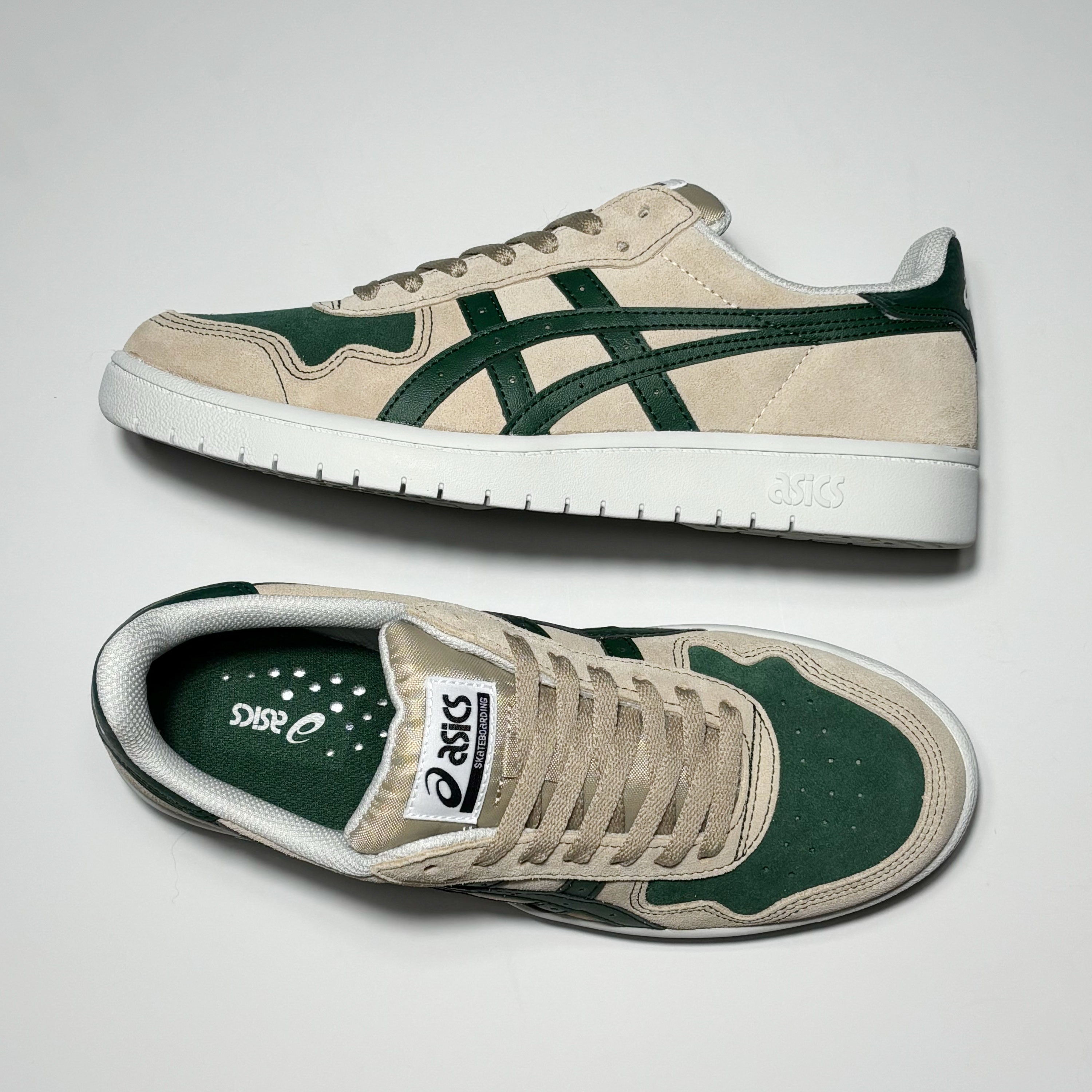 Toe down view with side profile.
Green toe box and woven label on tongue.