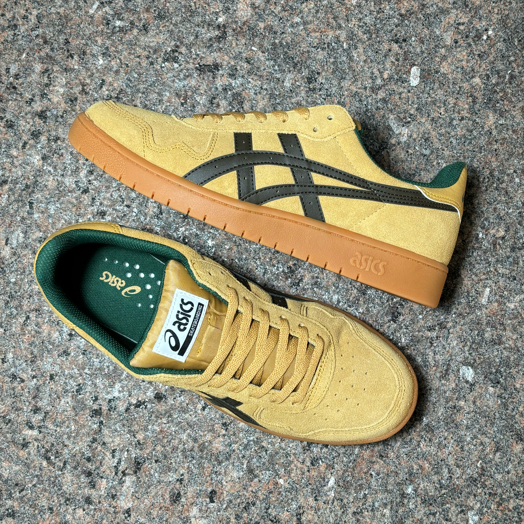 Toe down with side profile.
Asics branding on tongue 