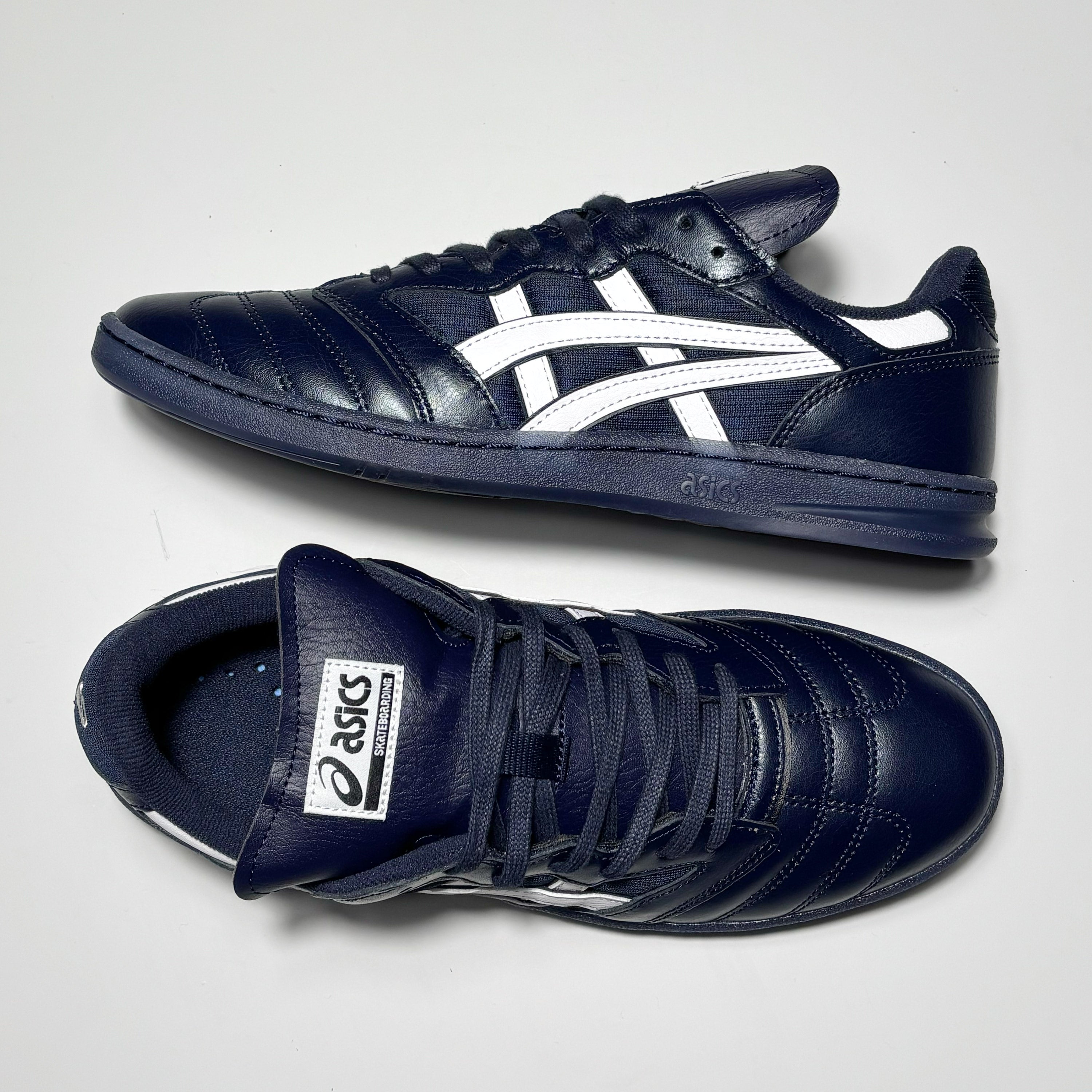 Toe down view with side profile.
Woven label on tongue. 