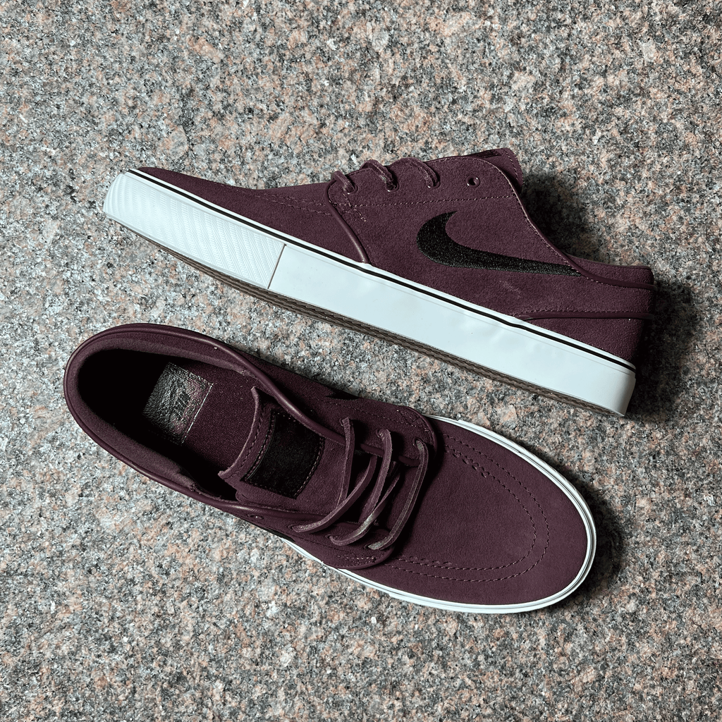 NIKE SB STEFAN JANOSKI PRO MODEL IN BURGUNDY WITH BLACK NIKE SWOOSH AND WHITE SOLE