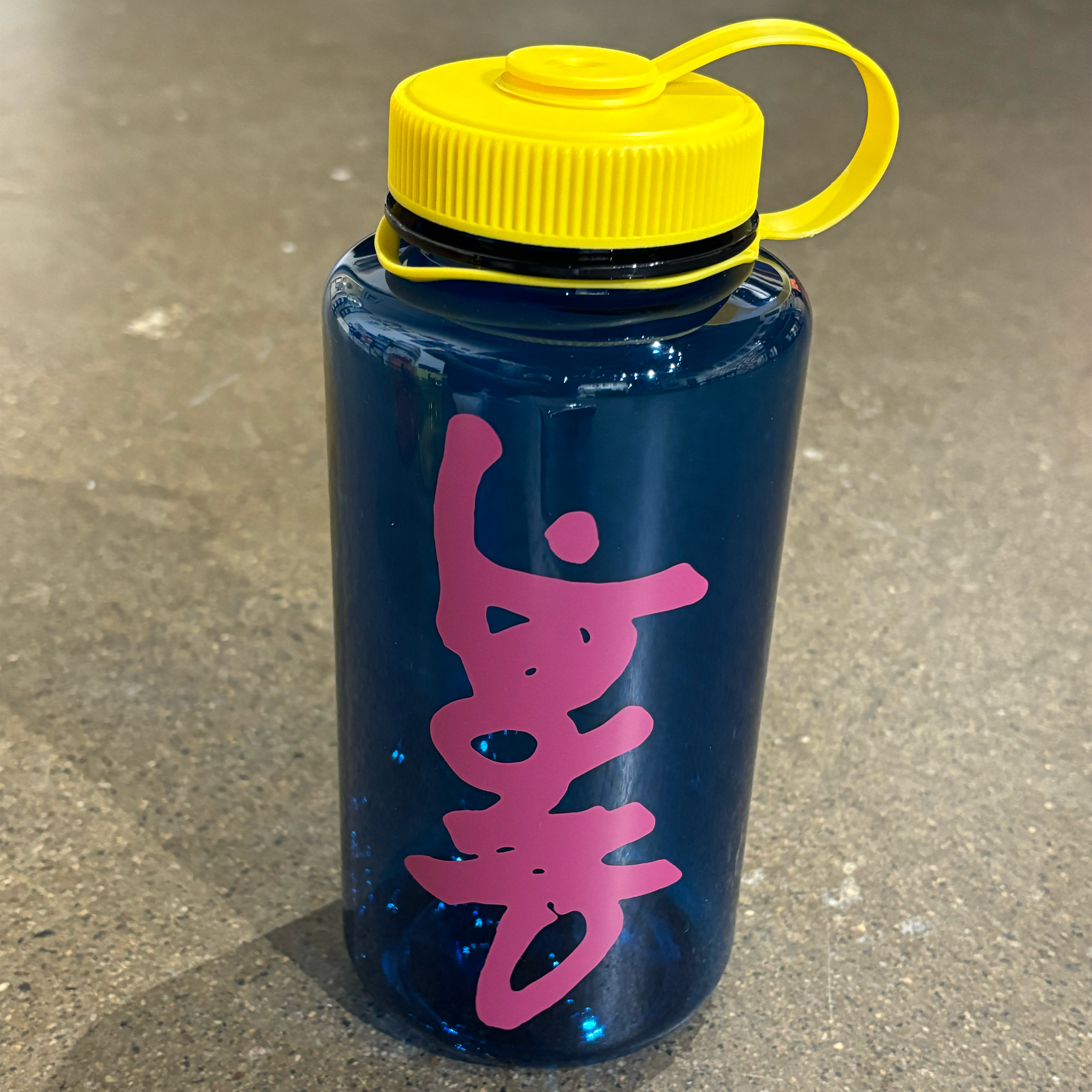 PINK CARPET PRINTED LOGO ON BLUE COLOR BOTTLE WITH YELLOW LID