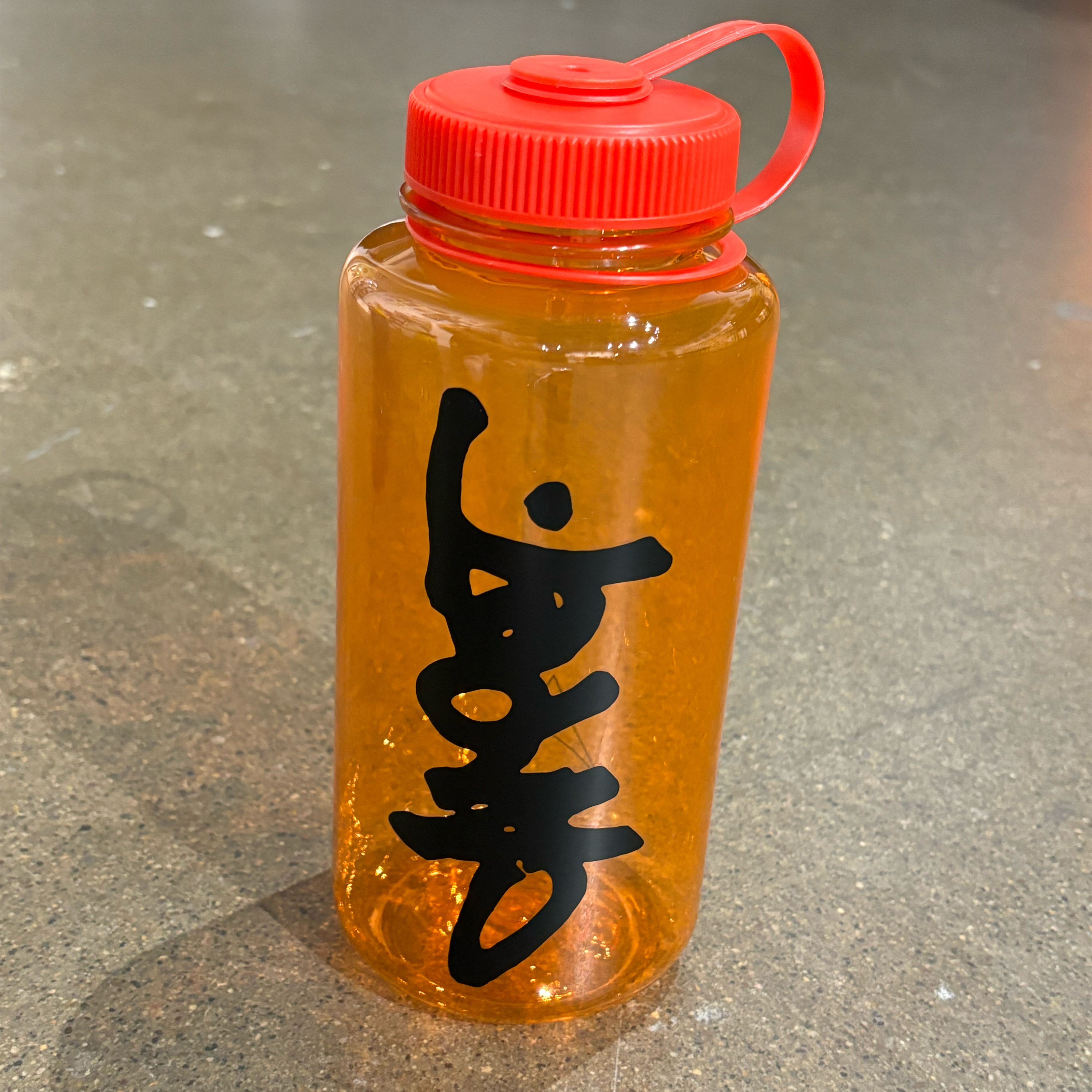 BLACK CARPET PRINTED LOGO ON ORANGE COLOR BOTTLE WITH ORANGE LID