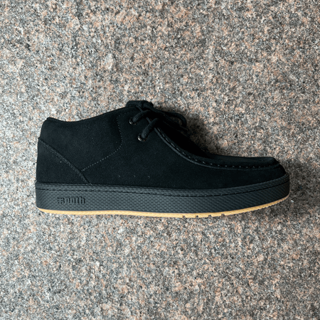 SIDE VIEW OF THE IPATH CAT SHOE IN BLACK SUEDE AND BLACK SOLE WITH GUM COLORED TRIM BOTTOM