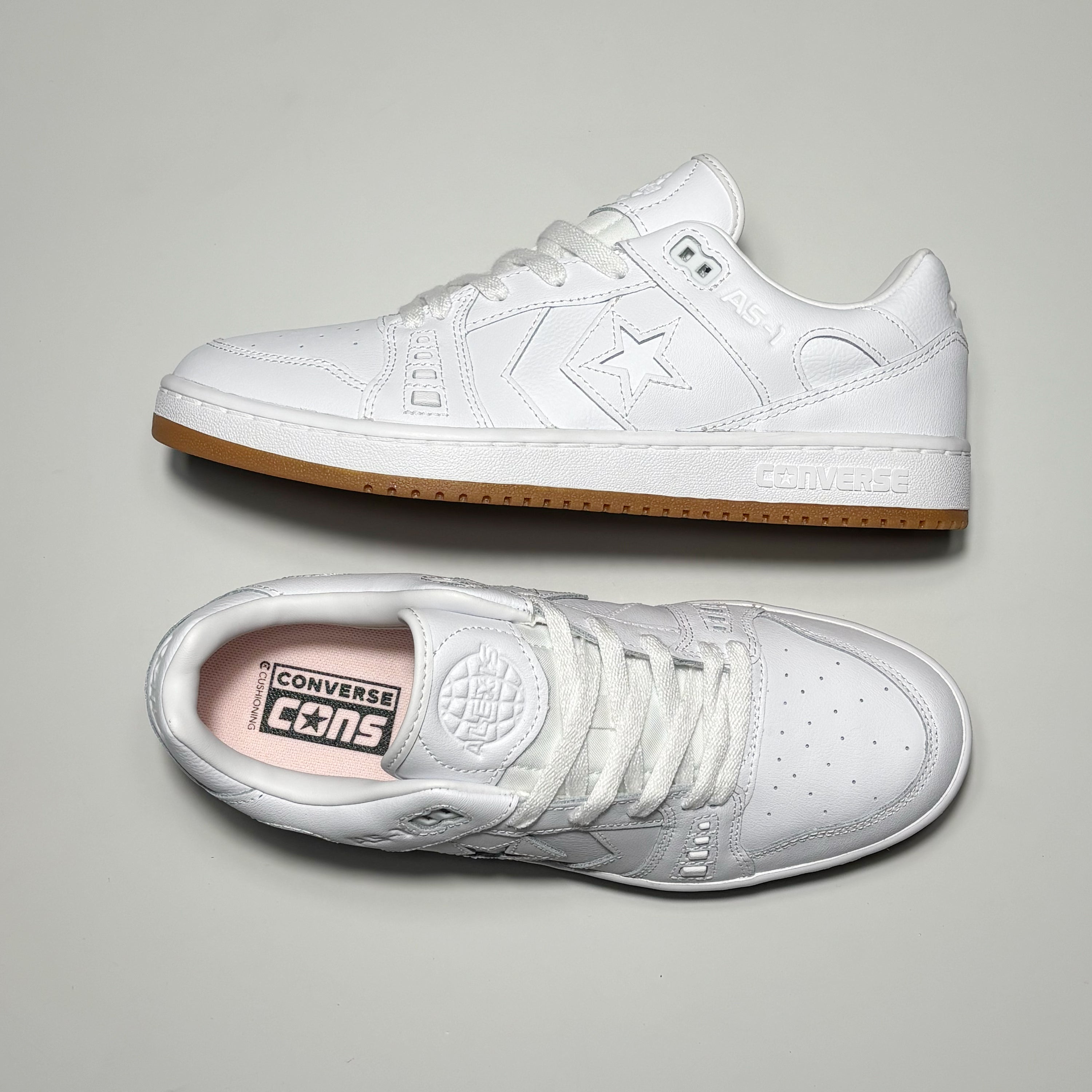 Toe down view with side profile.
Alexis branding on tongue.