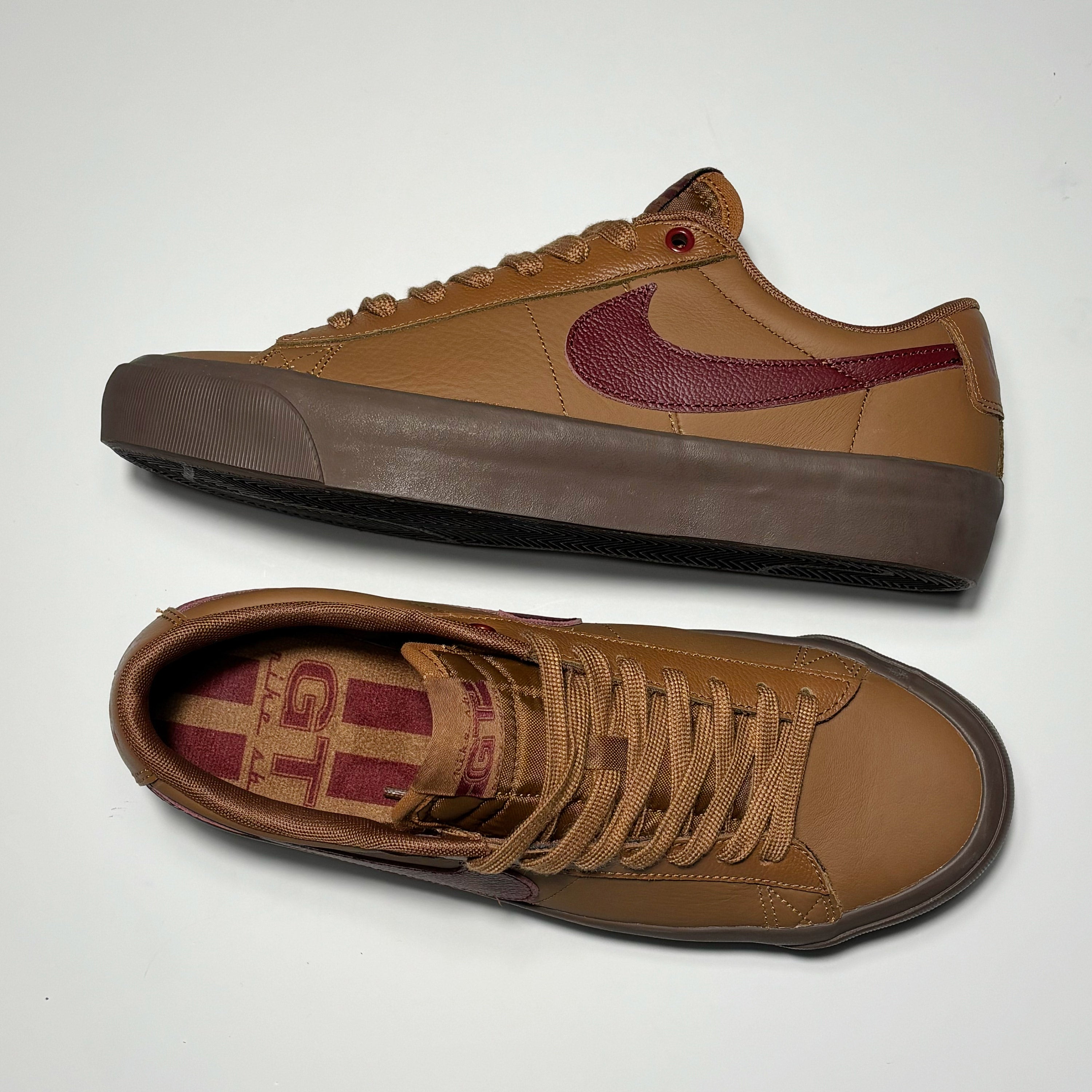 Toe down view with side profile.
GT woven label on tongue.