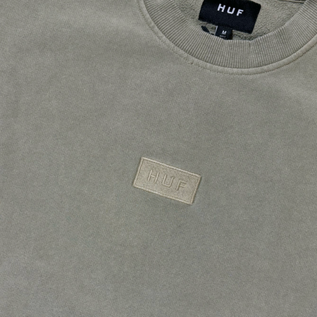 Detail image of tonal embroidered HUF logo