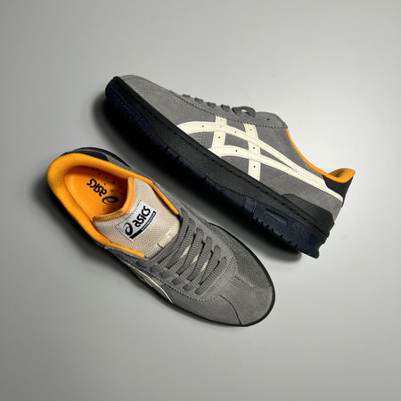 ASICS VIC-NBD SHOE IN GREY SUEDE WITH WHITE LOGO, ORANGE INTERIOR TRIM AND BLACK/NAVY SOLE