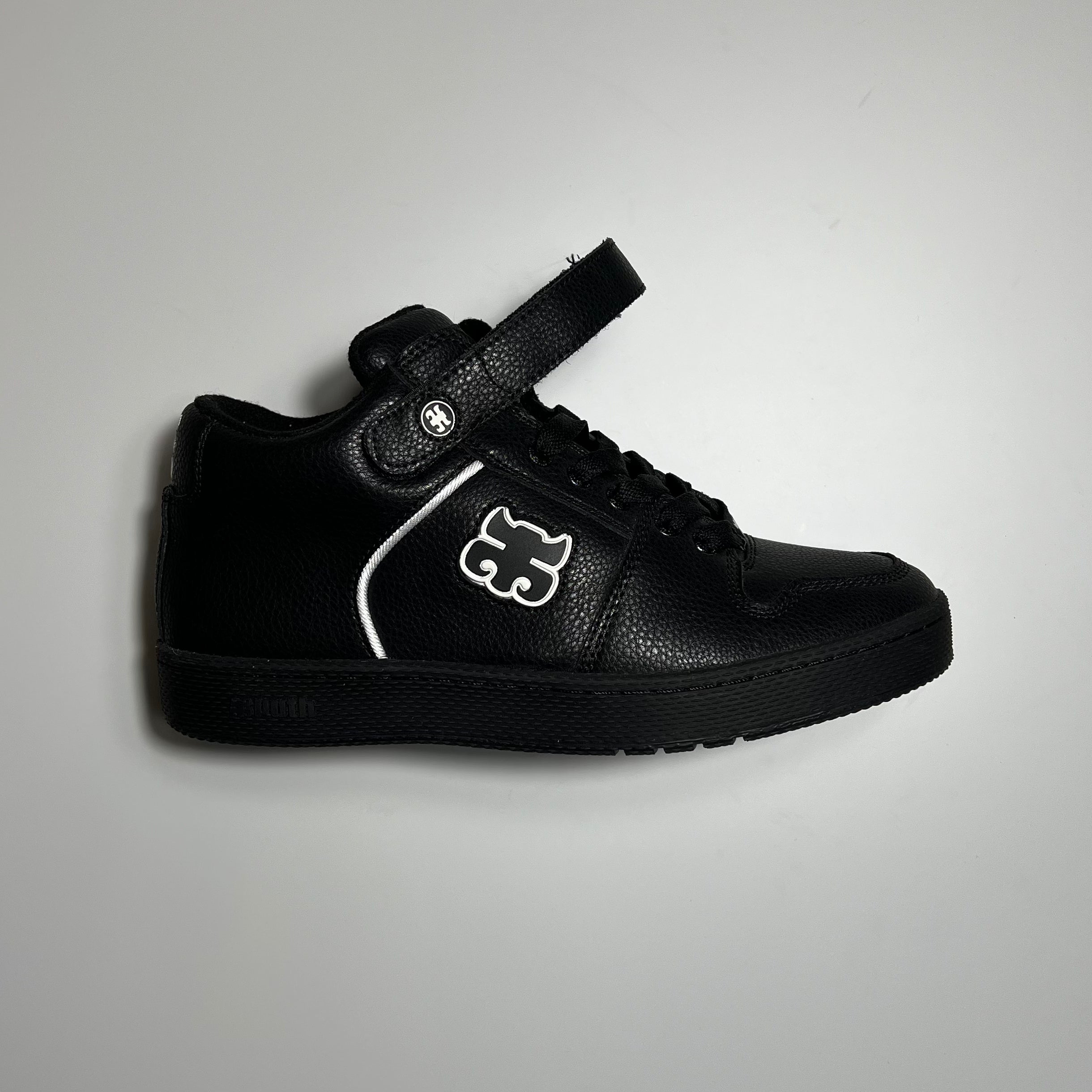 Black leather ipath grasshopper with black gum sole.