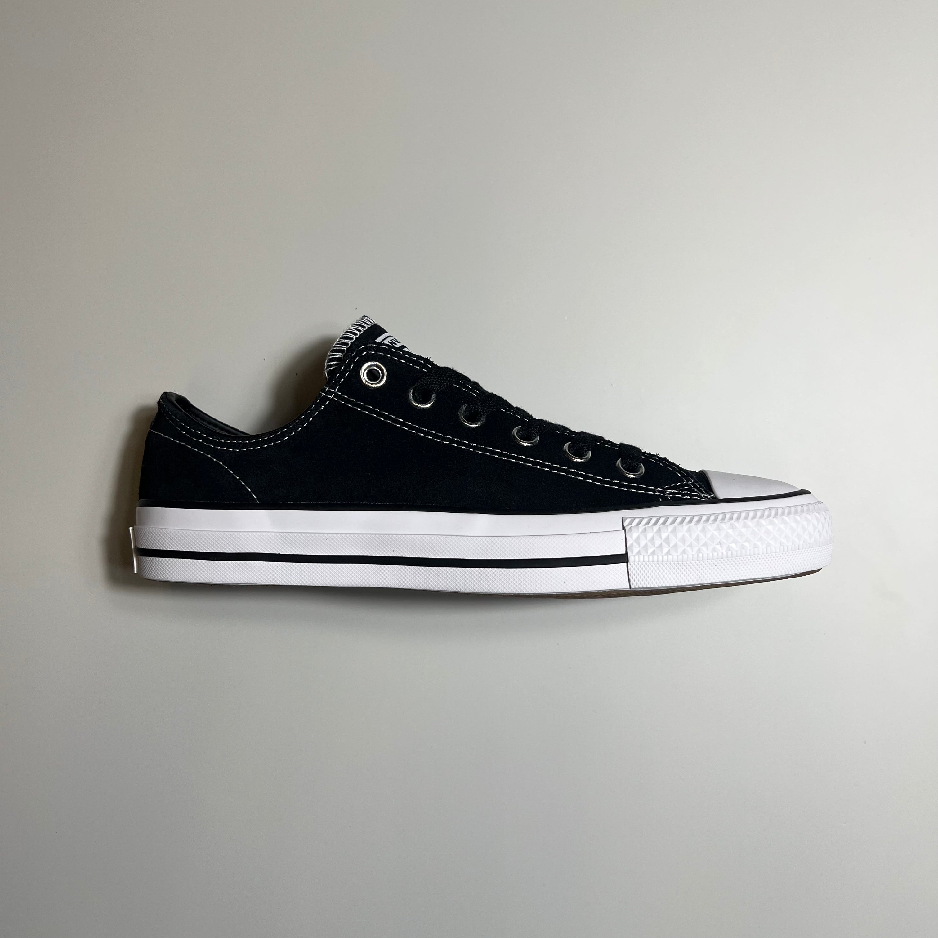 BLACK WHITE CONVERSE CHUCK TAYLOR PRO