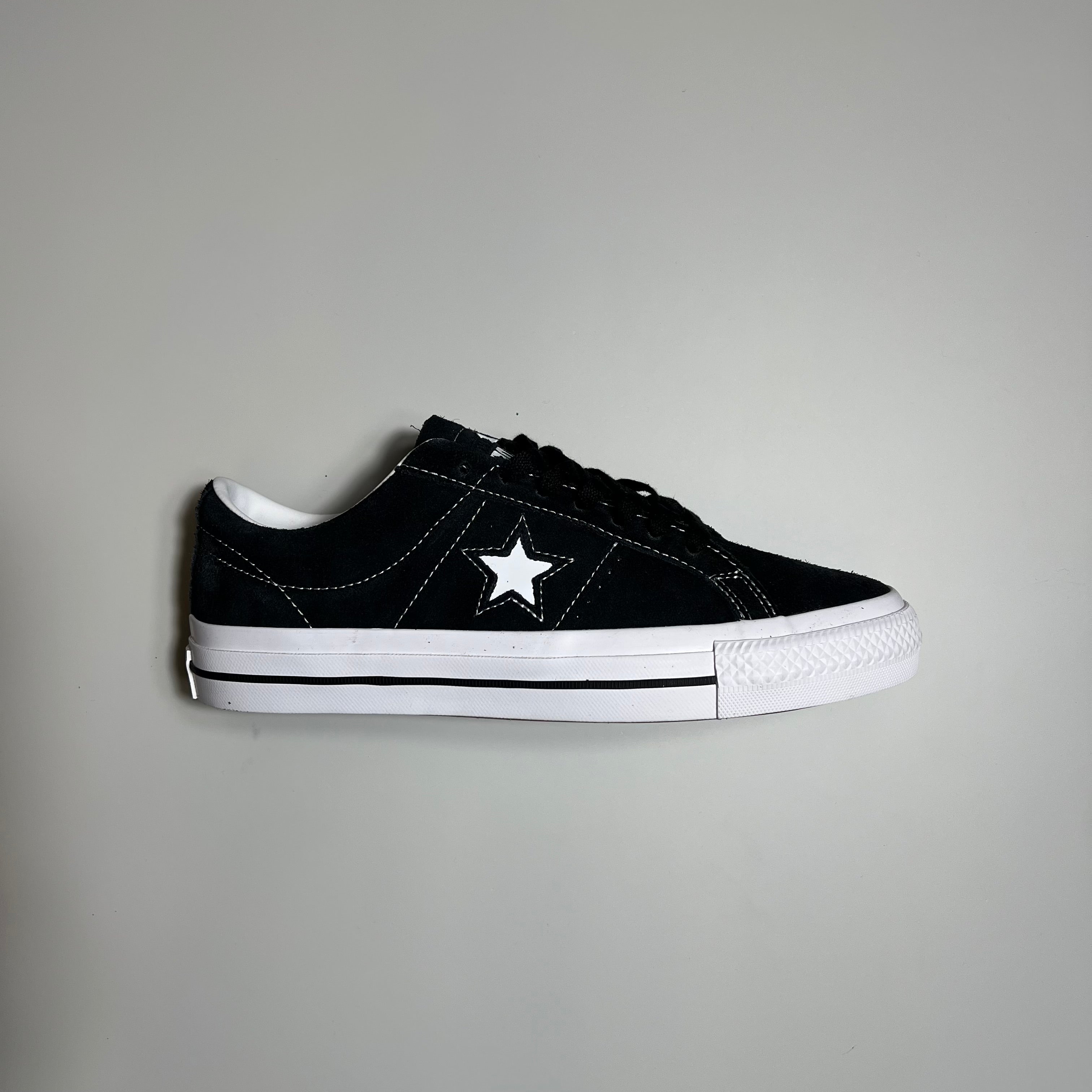 BLACK AND WHITE CONVERSE ONE STAR PRO 