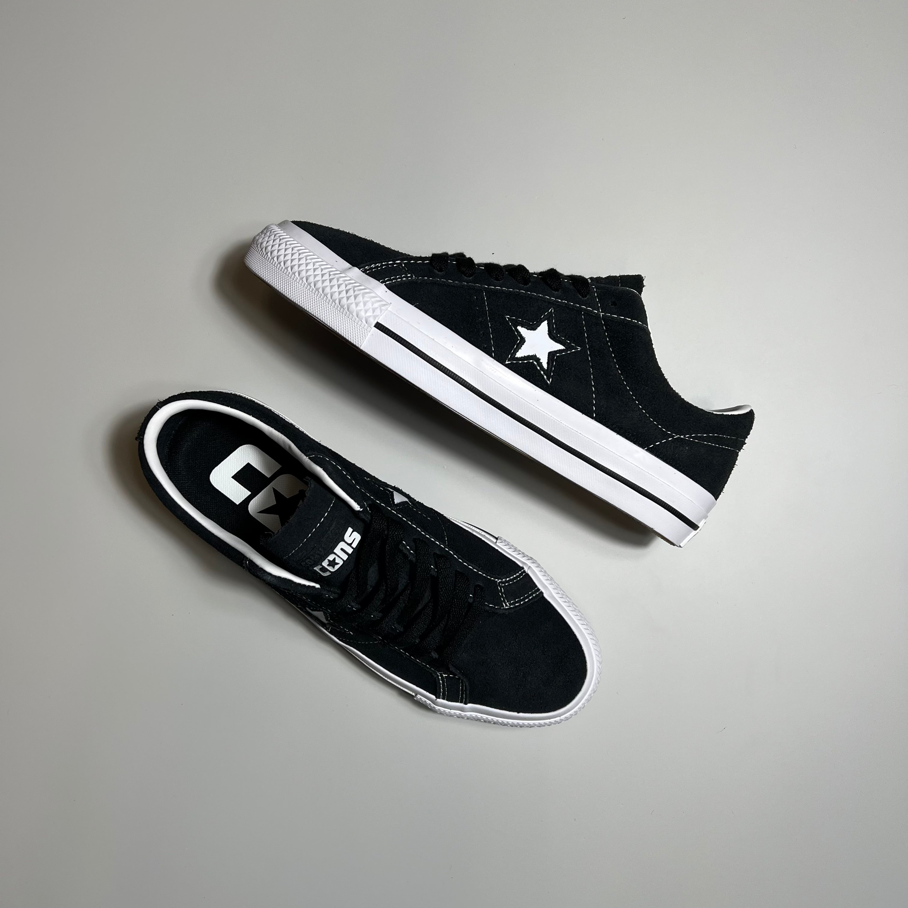 BLACK AND WHITE CONVERSE ONE STAR PRO 
