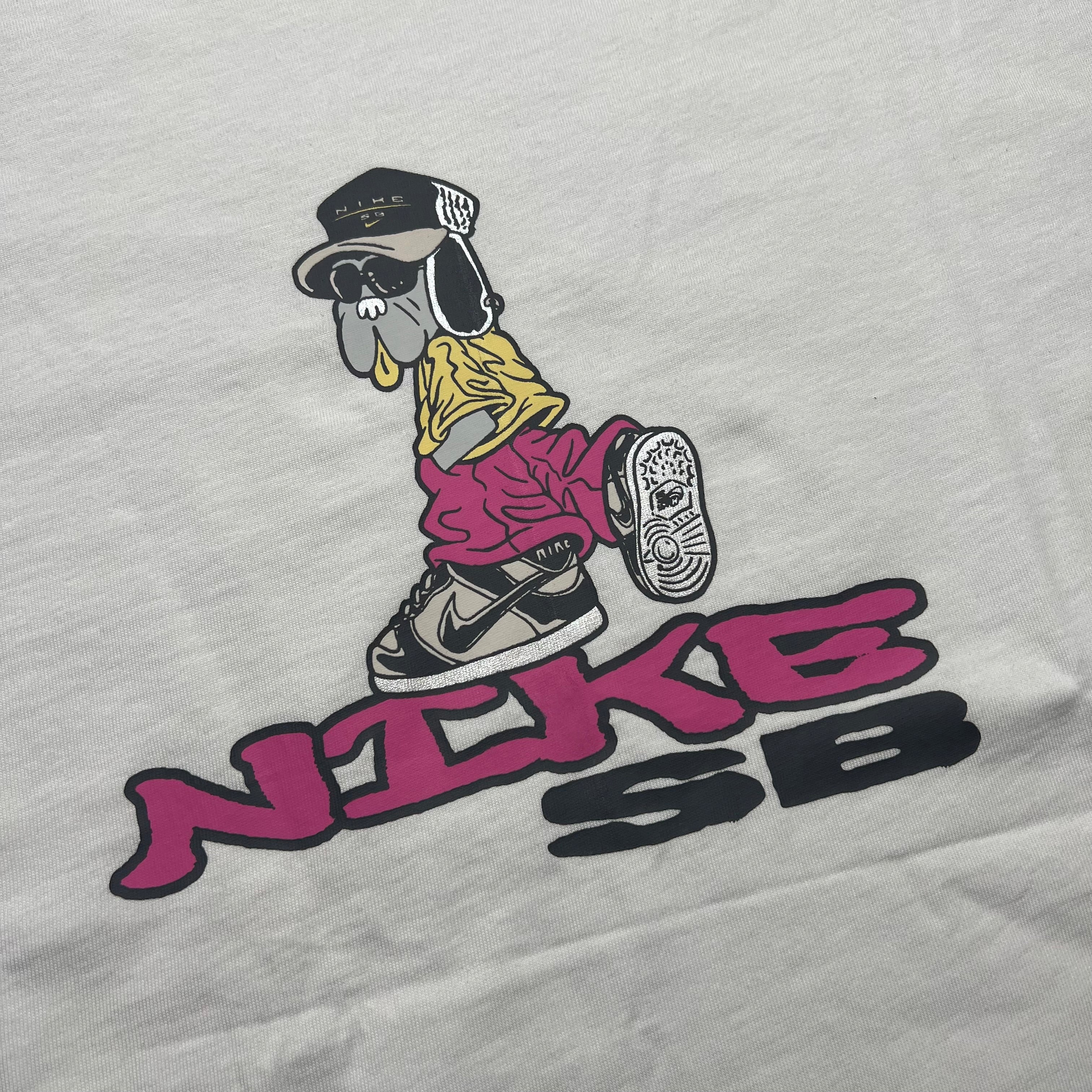 NIKE SB WHITE TEE DUNK DOG GRAPHIC CENTER CHEST 