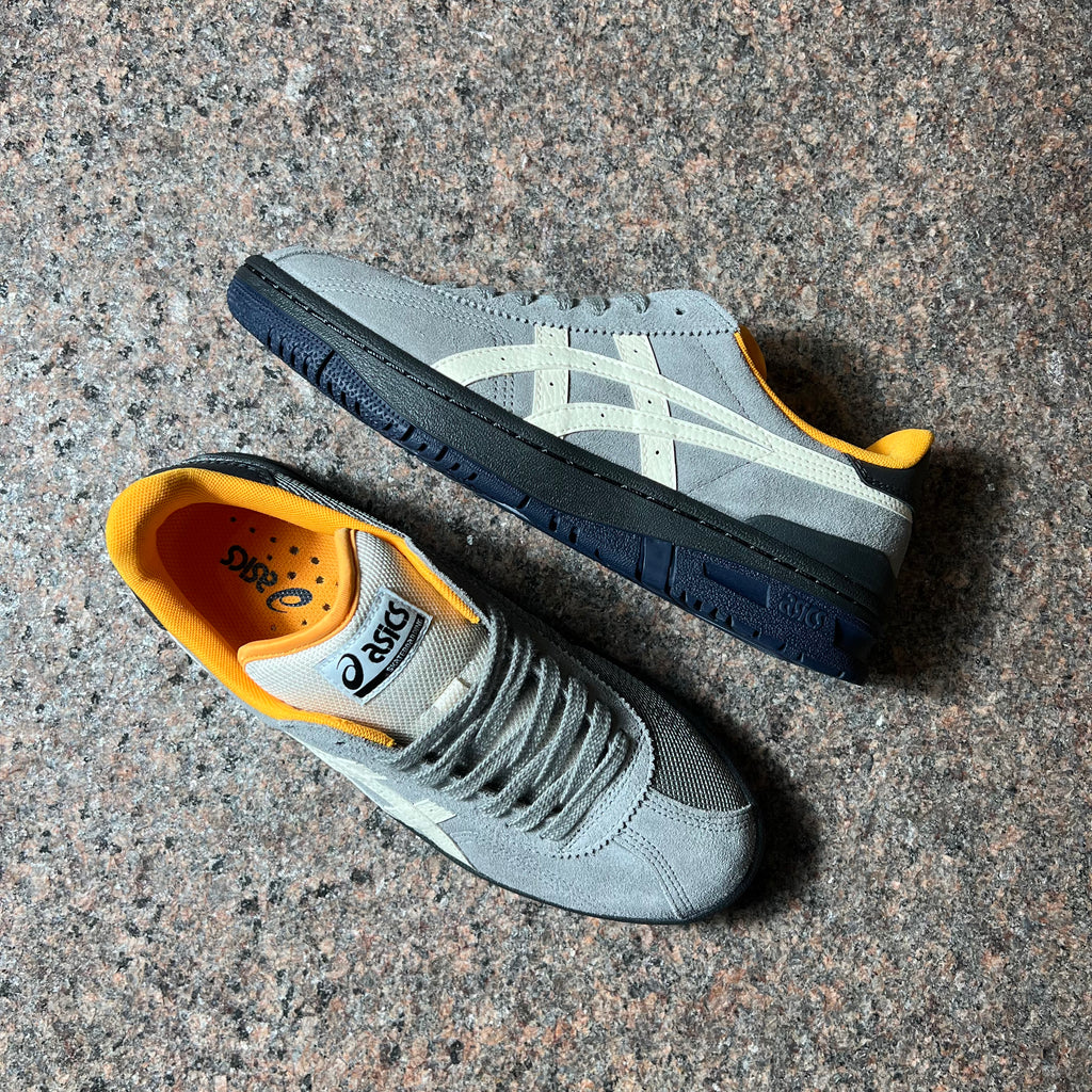 ASICS VIC-NBD SHOE IN GREY SUEDE WITH WHITE LOGO, ORANGE INTERIOR TRIM AND BLACK/NAVY SOLE