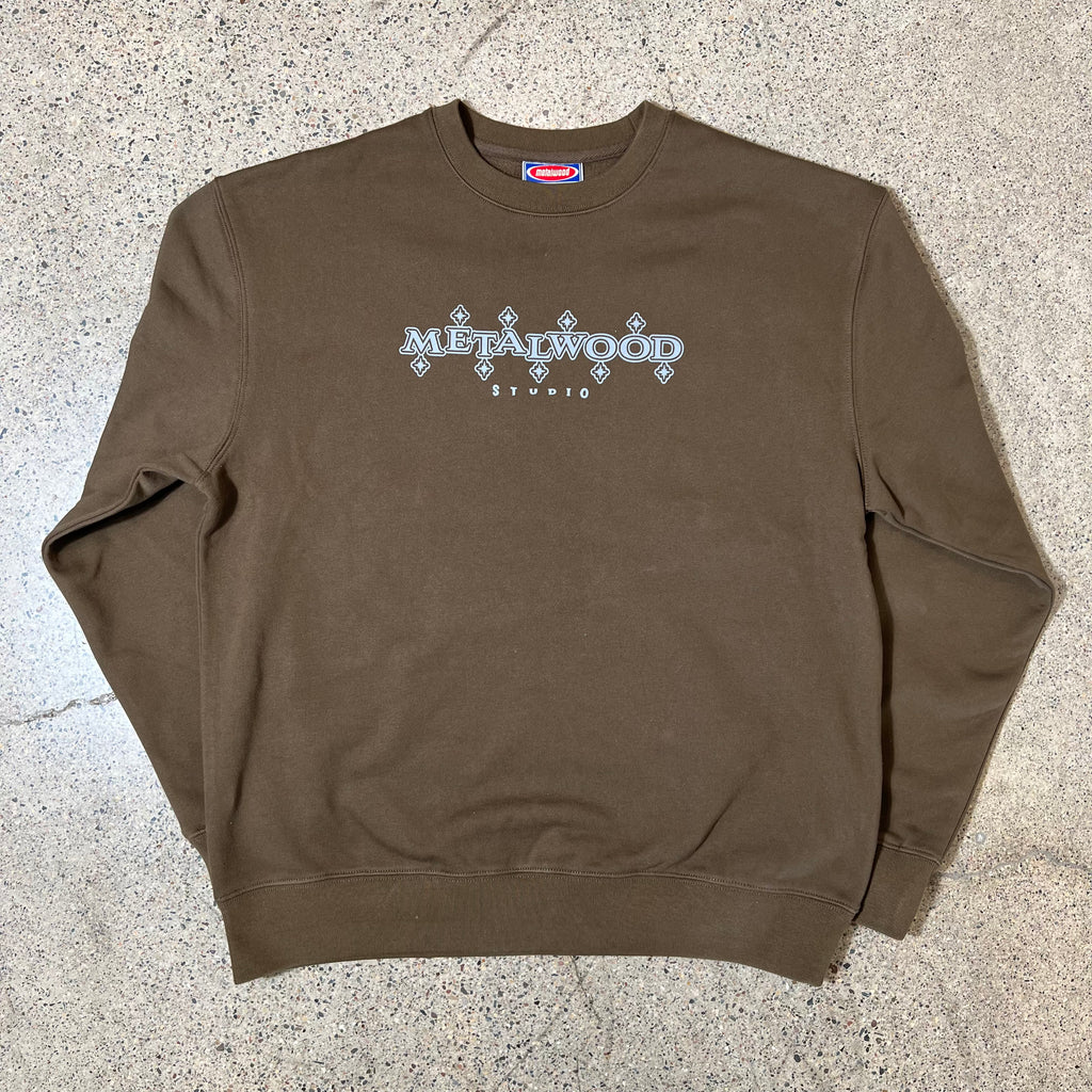 BROWN CREWNECK CENTER WITH DIAMOND METALWOOD STUDIO LOGO PRINTED ON CHEST