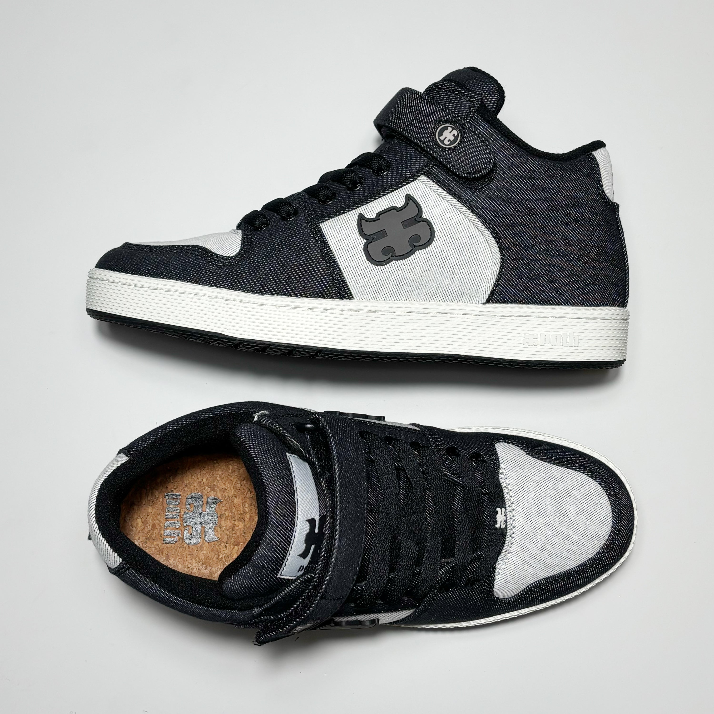 Toe down view with side profile.
Woven ipath label on tongue.