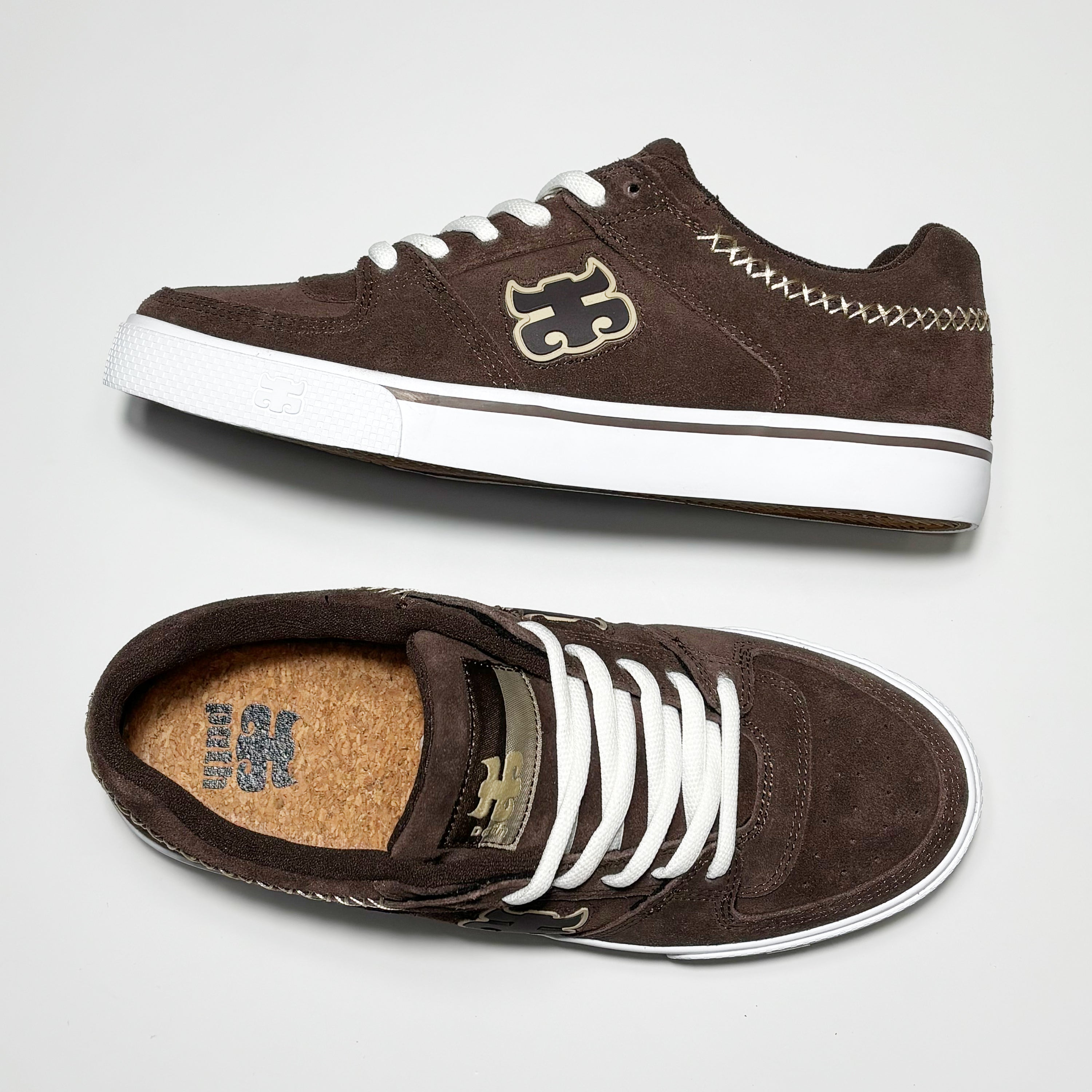 Toe down view with side profile.
Ipath woven branding on tongue.