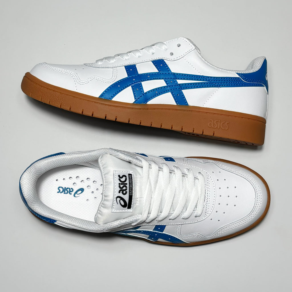 Toe down view with side profile.
Asics skateboarding woven label on tongue.