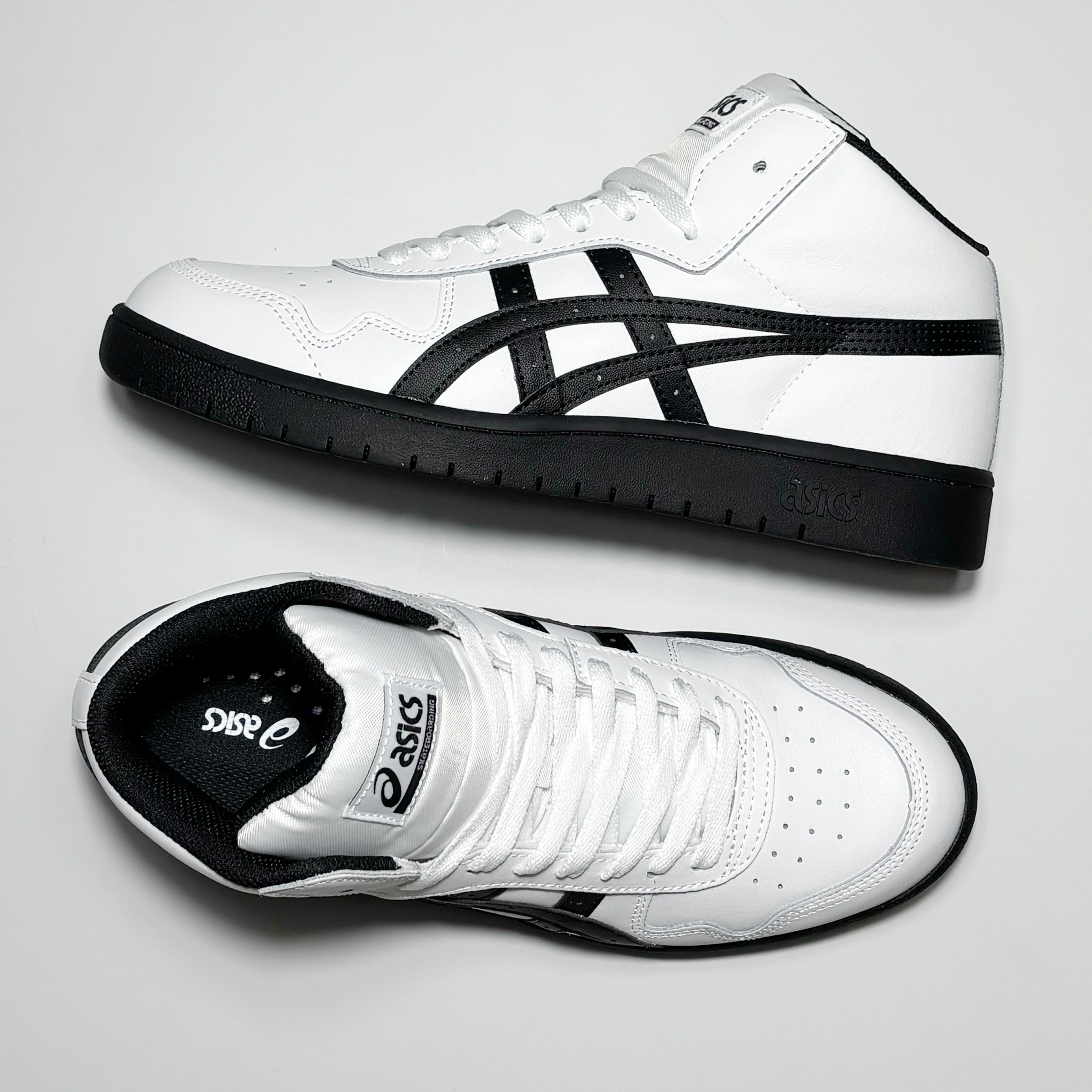 Toe down view with side profile.
Asics skateboarding woven label on tongue.