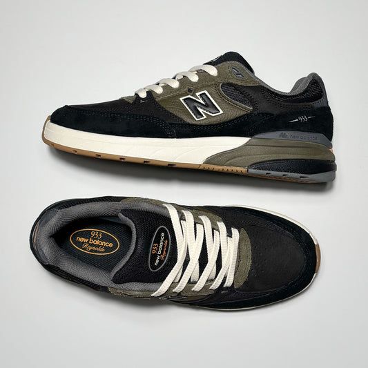 Toe down view with side profile. 
933 Reynolds branded rubber badge on tongue. 