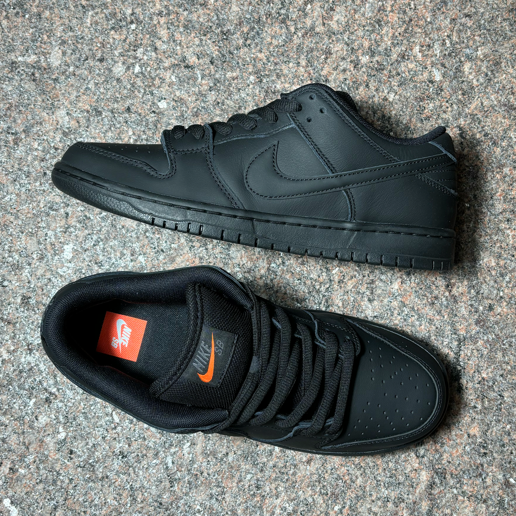 Toe down view with side profile. Black laces with tonal nike sb woven label on tongue.