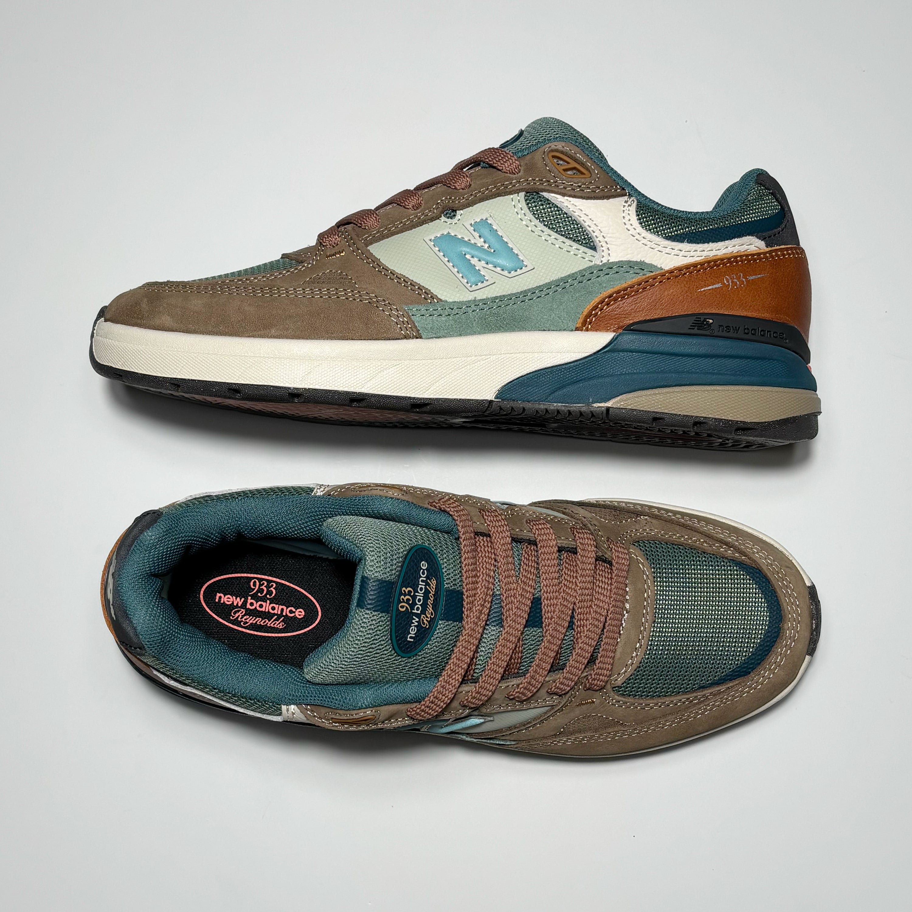 Toe down view with side profile.
933 Reynolds oval label on tongue.