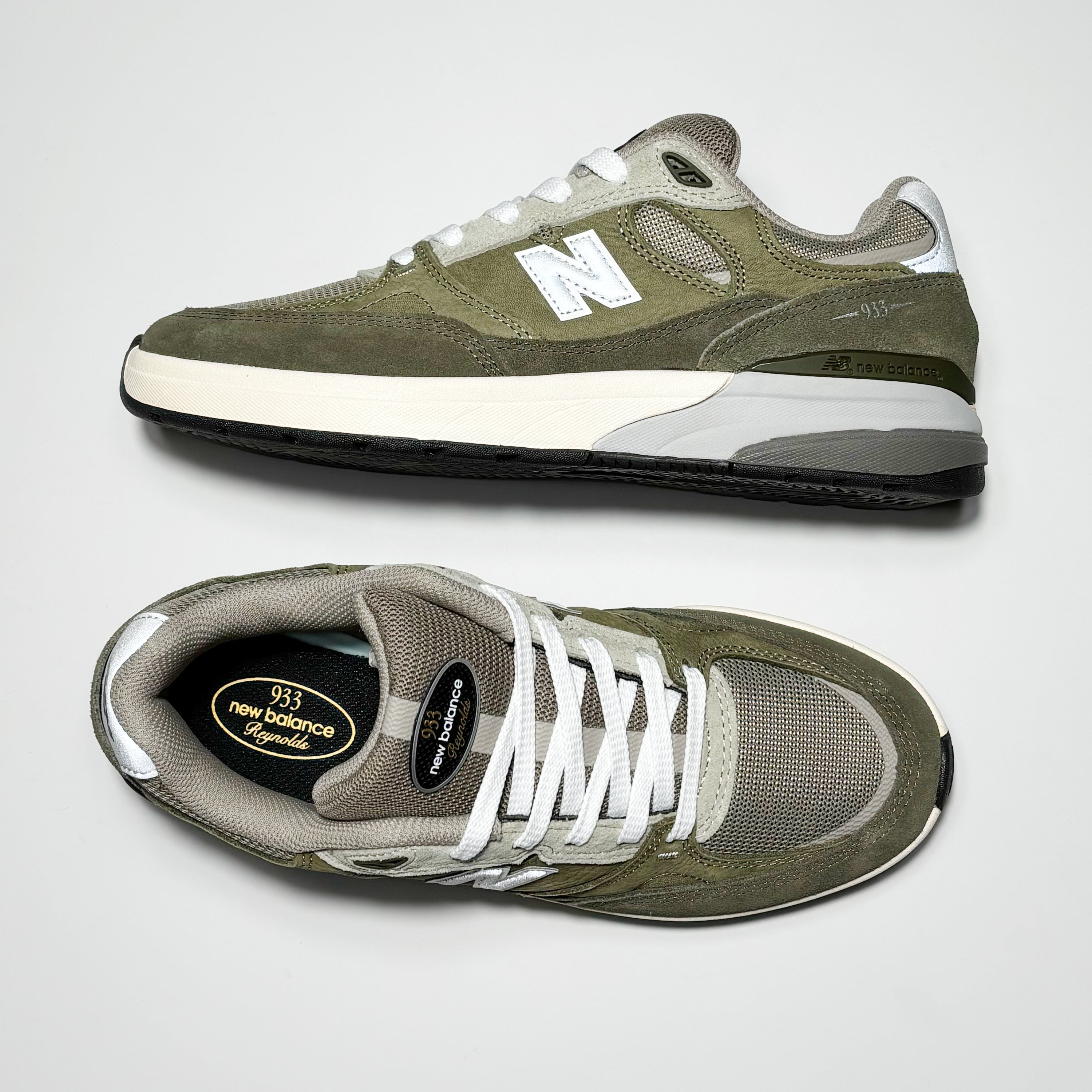 Toe down view with side profile.
933/Reynolds rubber label on tongue.