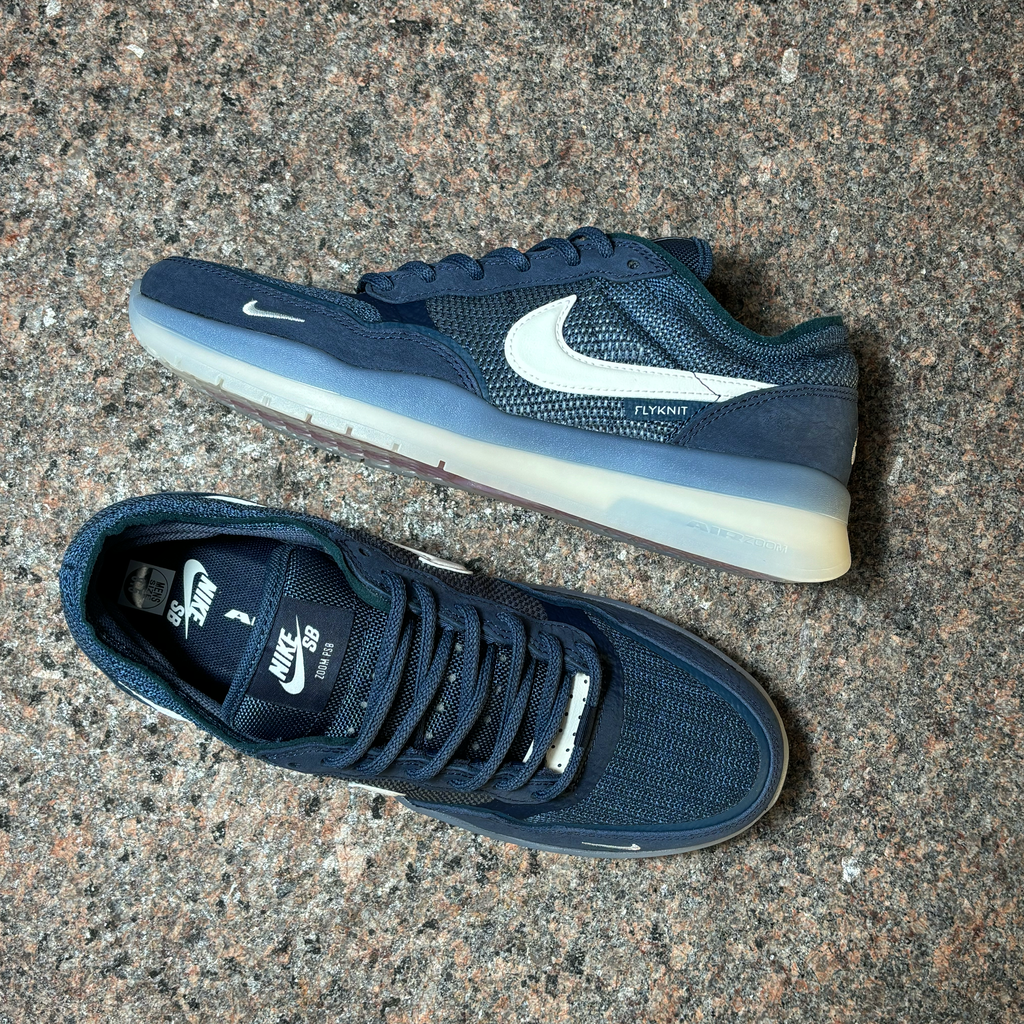 Toe down view with side profile.
Nike SB branding on tongue and white tiny swoosh on toe box.