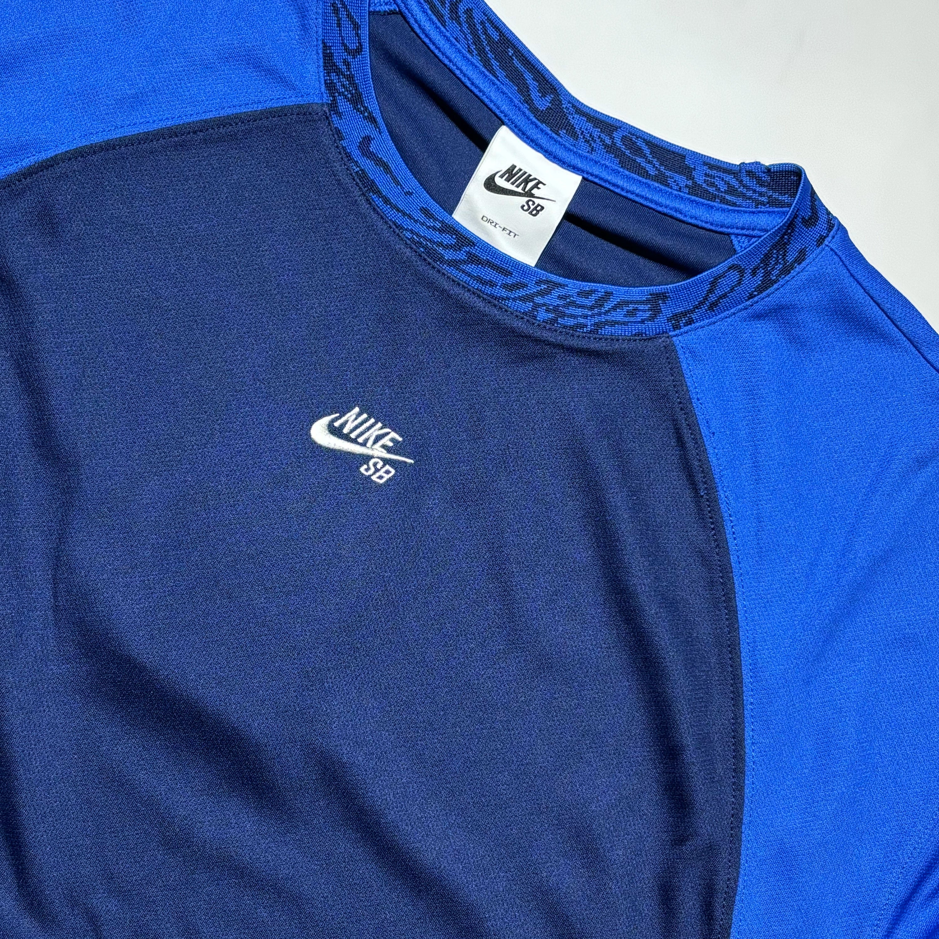 Close detail of embroidery and jacquard collar 