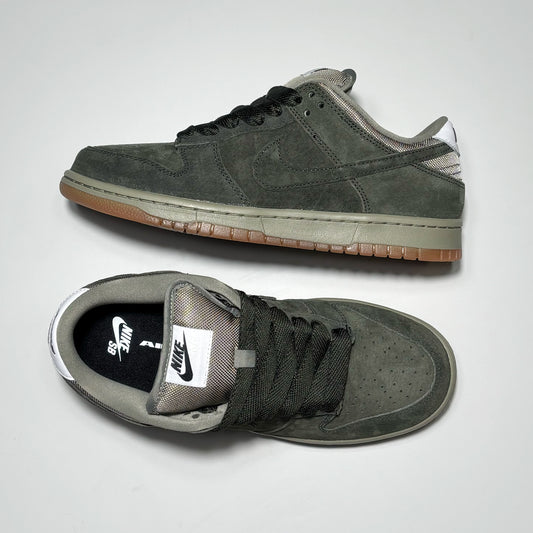 Toe down view with side profile.
Nike SB woven label on tongue. 
