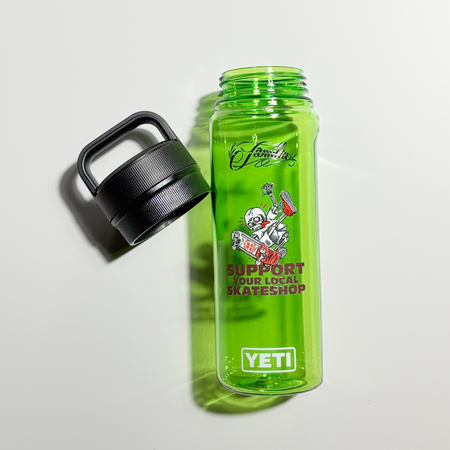 Image of clear green water bottle.
Familia & cartoon skeleton art printed on front. Black lid and mouth top.