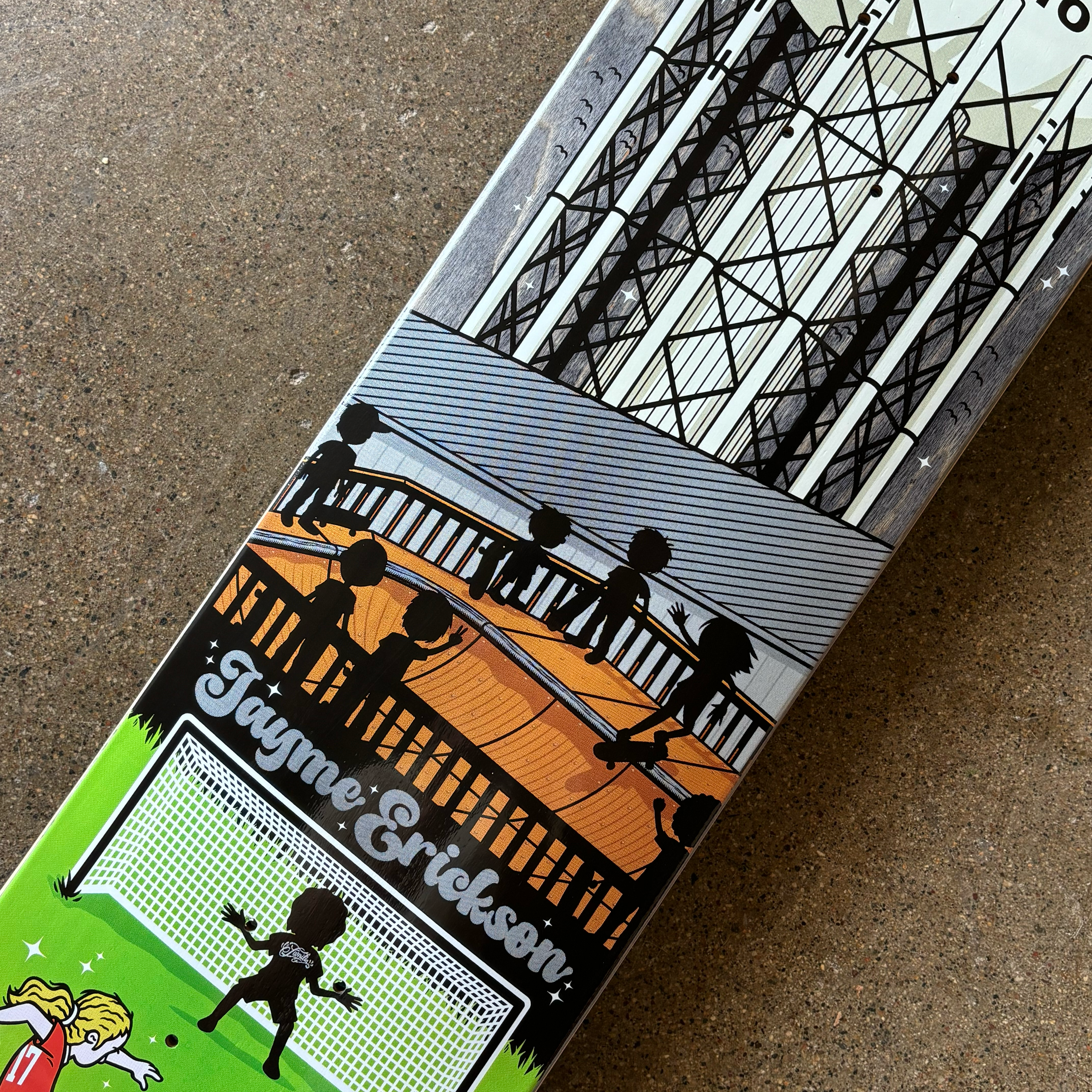 CLOSE DETAIL OF DECK.
SHADOWS OF SKATERS SKATEBOARDING ON MINI RAMP. GOALIE SILHOUETTE HAS SMALL FAMILIA BRANDING. 