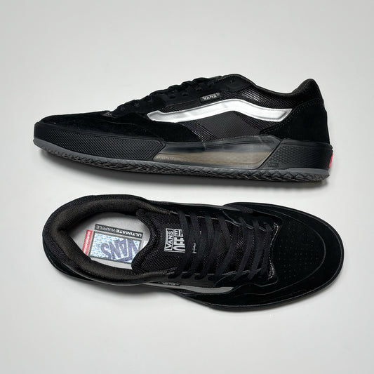 Toe down view with side profile.
Vans branding printed on tongue.