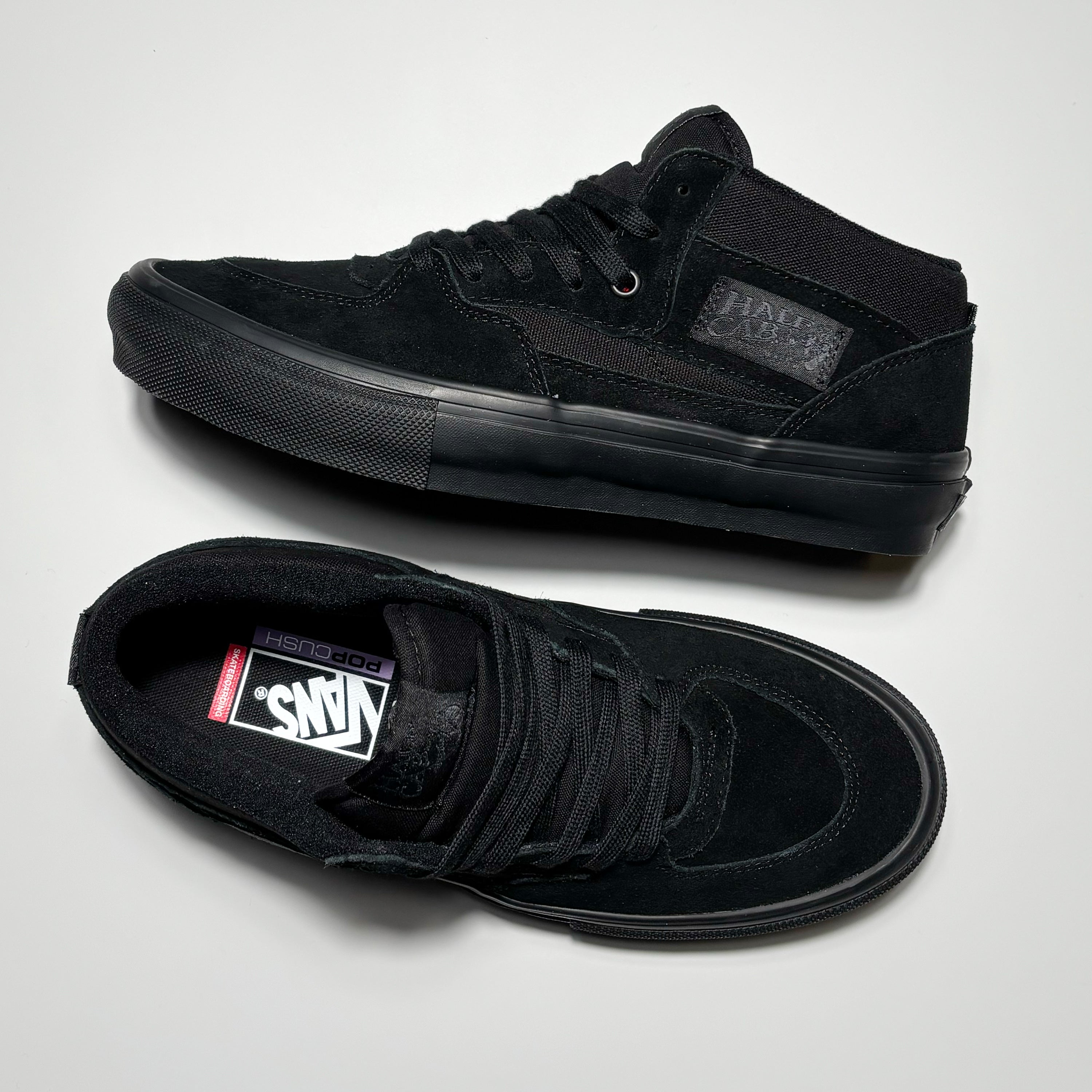 Tow down view with side profile.
Woven label on tongue.